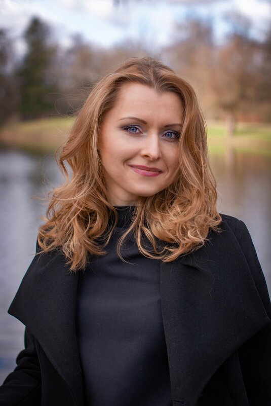 Портрет девушки в парке - Евгений Ермаков