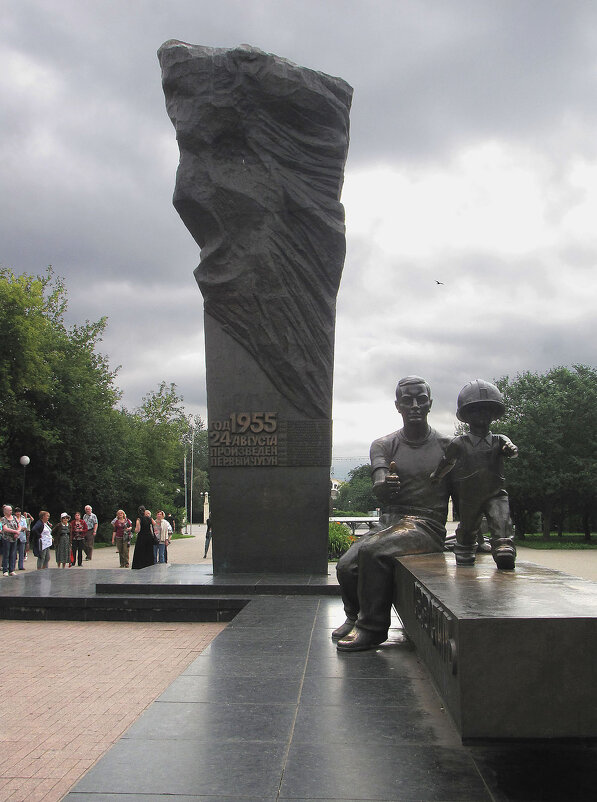 Памятник металлургам «Преемственность поколений» - Александр Ильчевский Памятник металлургам «Преемственность поколений» - Александр Ильчевский