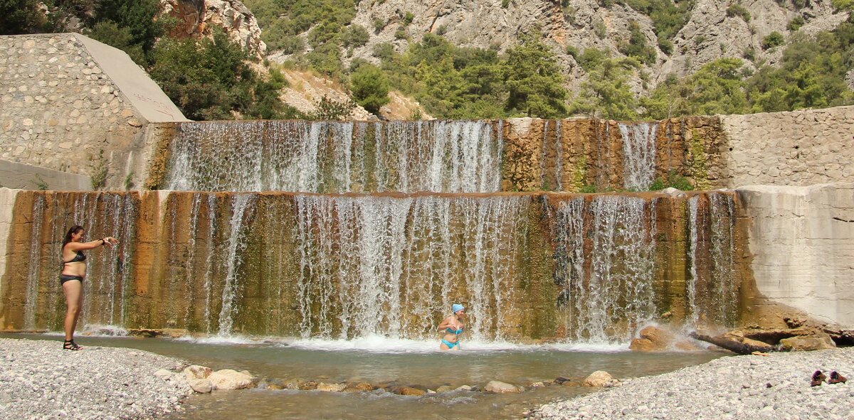 Купание в водопаде - Gen Vel