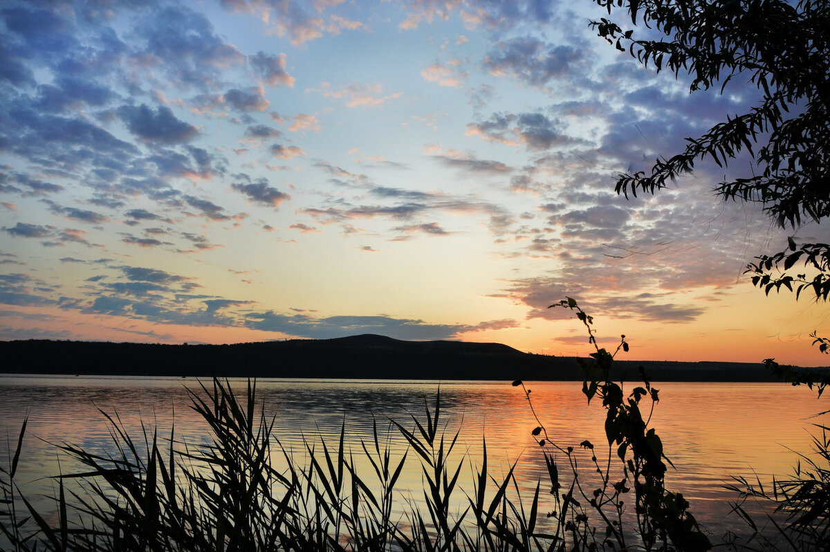 Встаёт над озером рассвет... - Надежда Куркина 