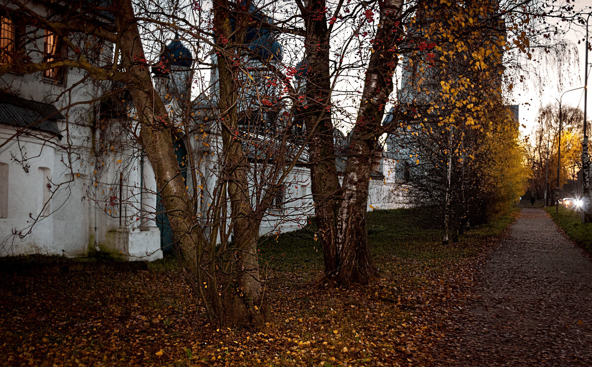 Вечером вдоль монастырских стен - Сергей Цветков Вечером вдоль монастырских стен - Сергей Цветков