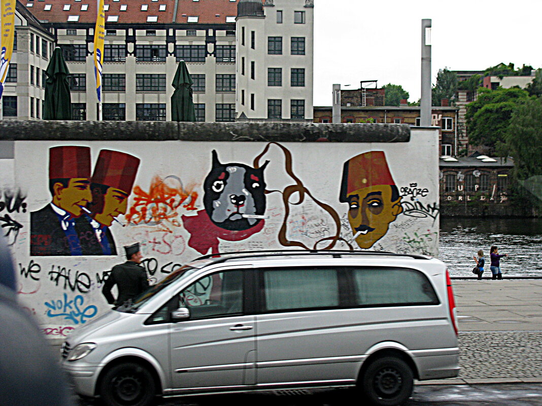 Вдоль Берлинской стены, на автобусе. - Владимир Драгунский Вдоль Берлинской стены, на автобусе. - Владимир Драгунский