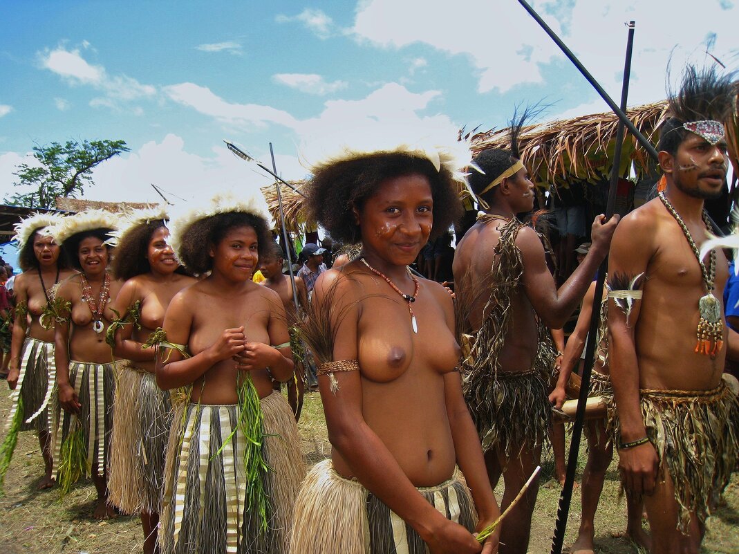 Девушки из ансамбля народного танца из Папуа-Новой Гвинеи. - unix (Илья Утропов) Девушки из ансамбля народного танца из Папуа-Новой Гвинеи. - unix (Илья Утропов)