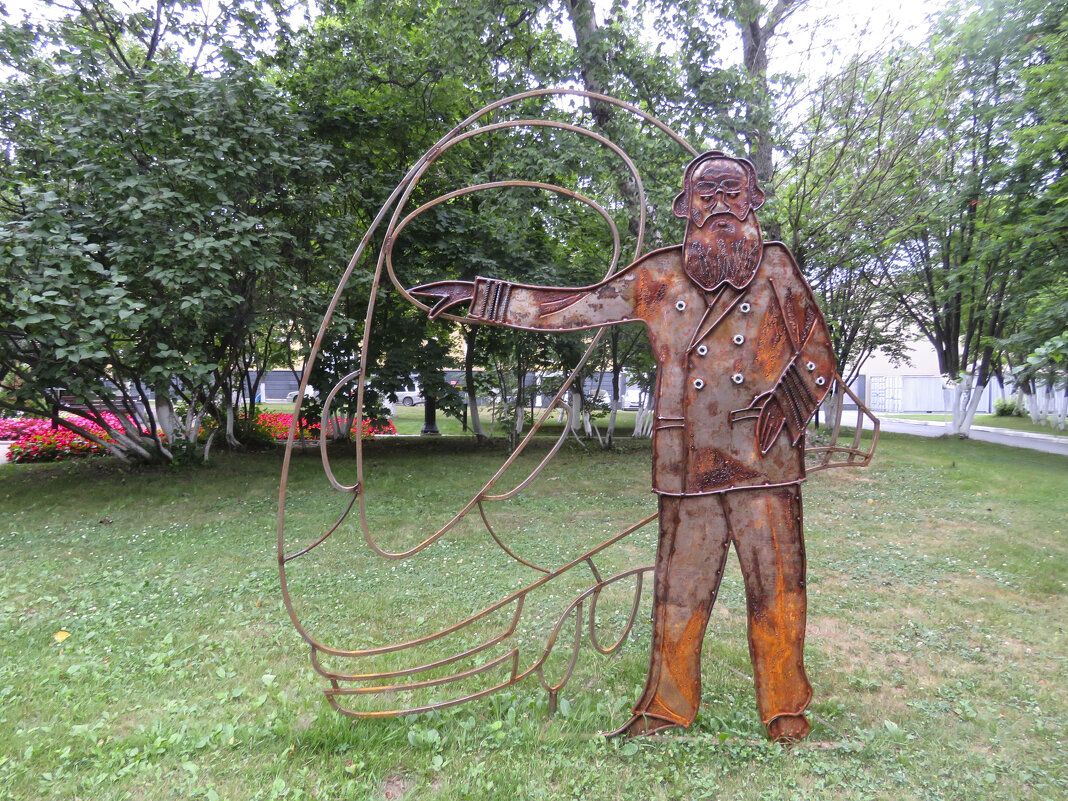 Лев Толстой в сквере Чехова. Южно-Сахалинск - ИРЭН@ . Лев Толстой в сквере Чехова. Южно-Сахалинск - ИРЭН@ .