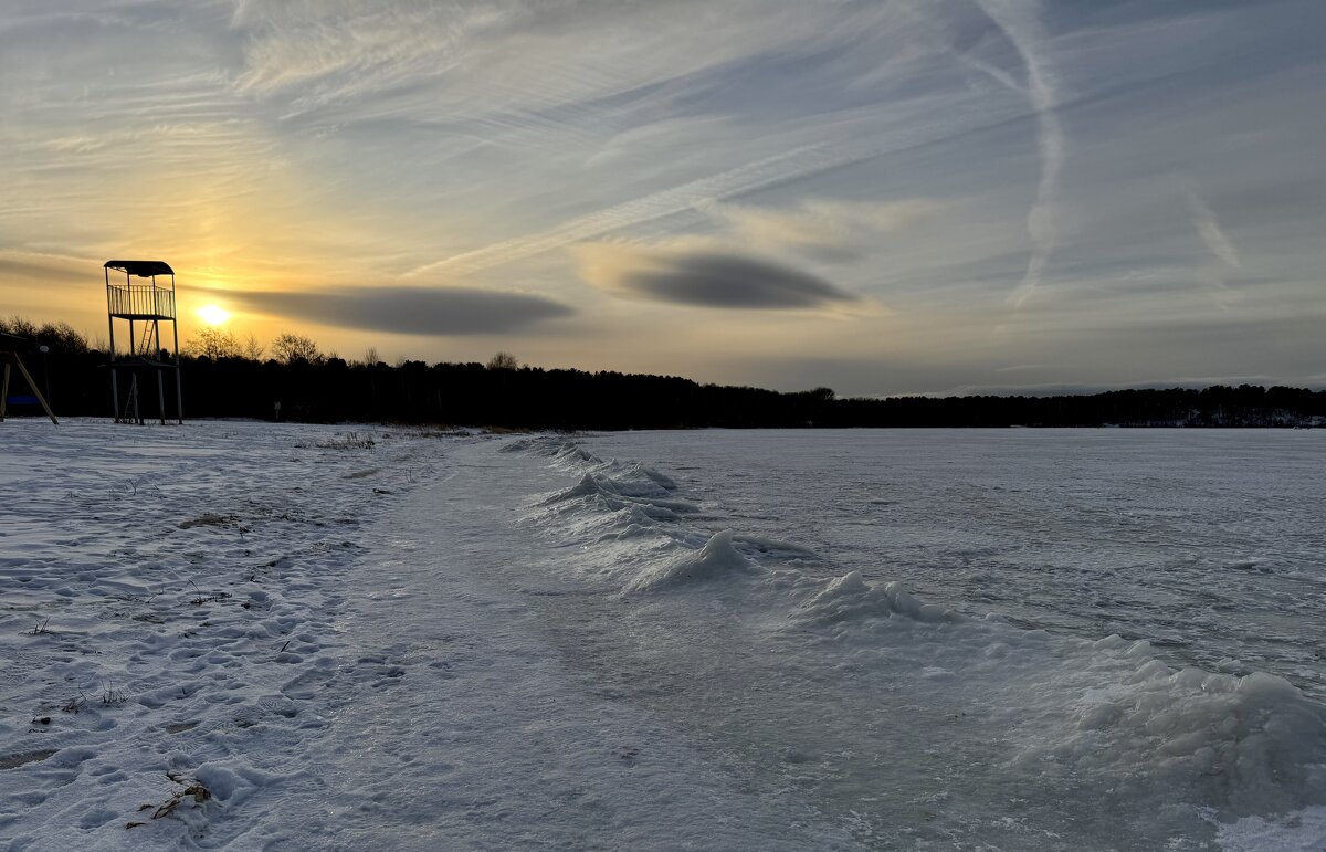 Зимний пейзаж: лёд, вышка и закатное небо - Сергей Адигамов Зимний пейзаж: лёд, вышка и закатное небо - Сергей Адигамов