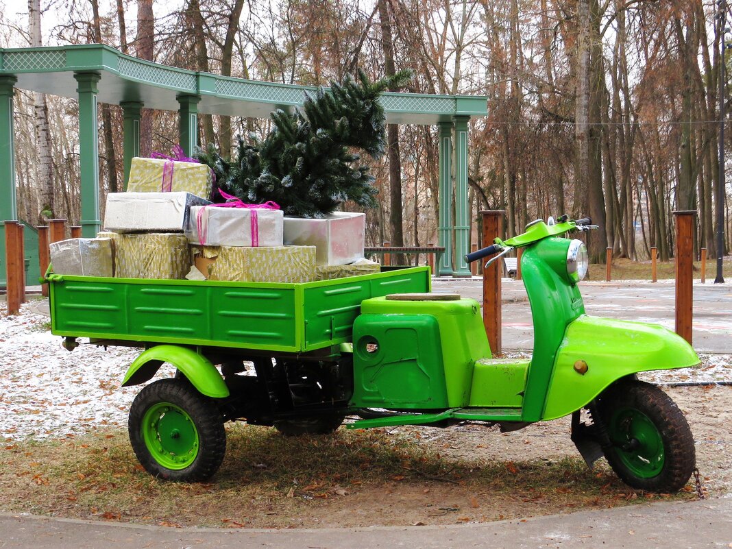 Мотороллер с подарками - Андрей Снегерёв Мотороллер с подарками - Андрей Снегерёв