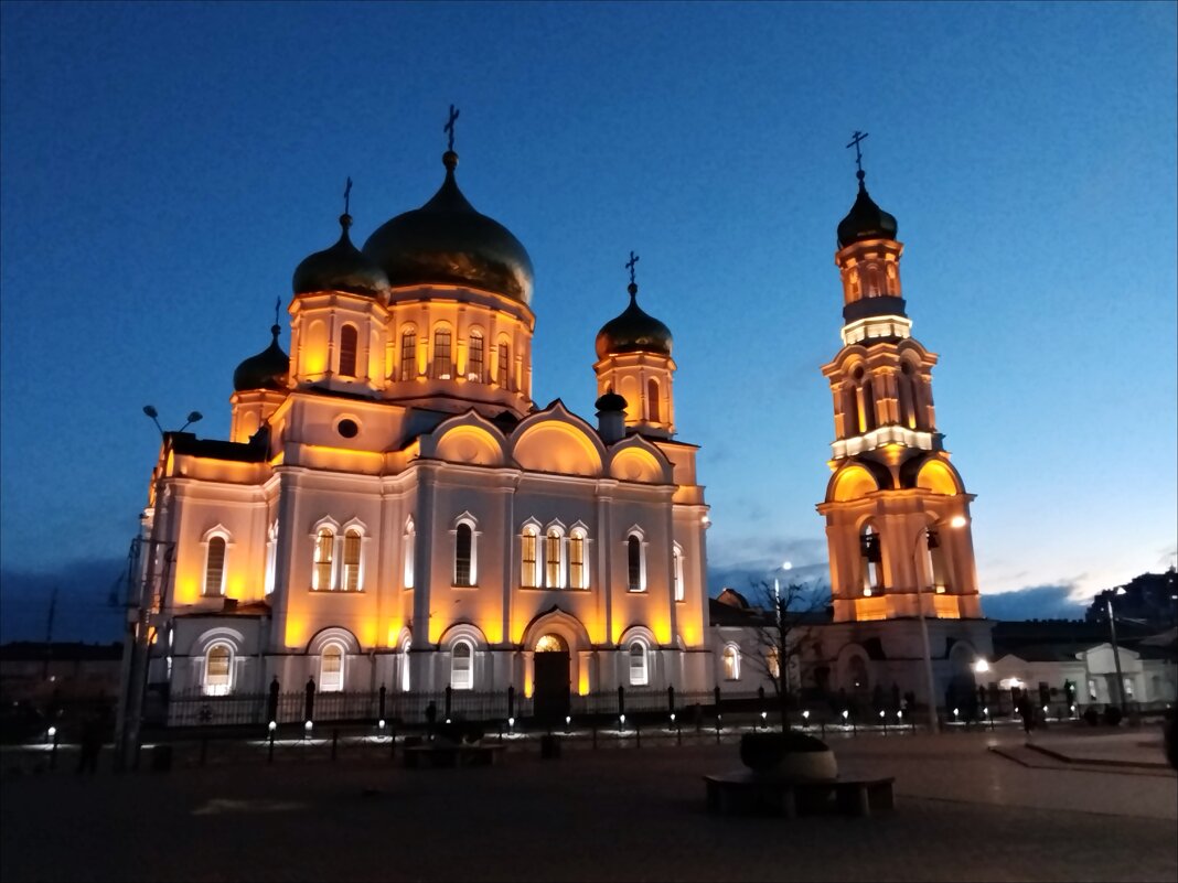 Собор с меняющейся подсветкой! - Надежда Собор с меняющейся подсветкой! - Надежда