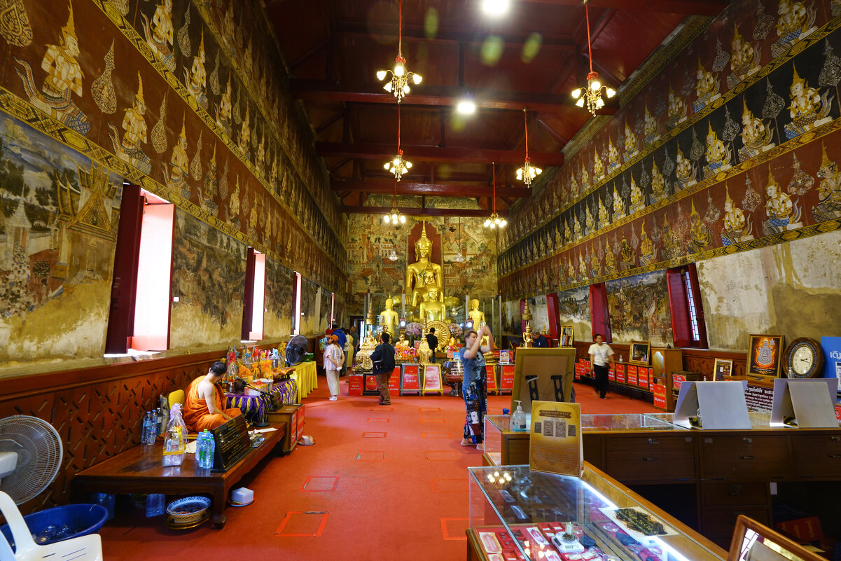 Храм Ват Махатхат Воравиан, главный молитвенный зал - Иван Литвинов Храм Ват Махатхат Воравиан, главный молитвенный зал - Иван Литвинов