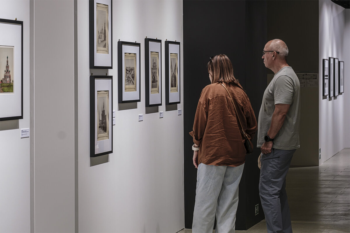 На фотовыставке (1) - Александр 