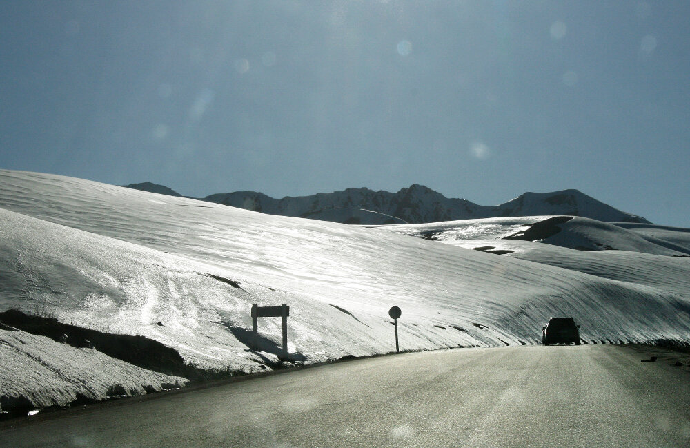 Солнце светит, снежинки летят, спускаемся с перевала... - Галина Ильясова Солнце светит, снежинки летят, спускаемся с перевала... - Галина Ильясова