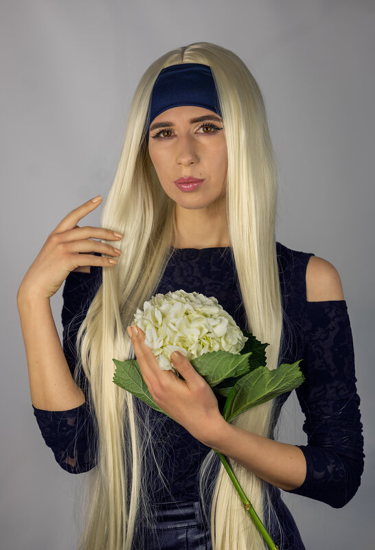 Мария с гортензией в образе блондинки - Viktoria Anufrieva