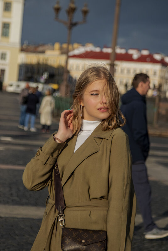 Девушка на Дворцовой площяди - Andreas Tor Девушка на Дворцовой площяди - Andreas Tor