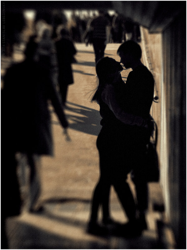 «Влюблённые» в подземном переходе на Невском пр. - Станислав Лебединский