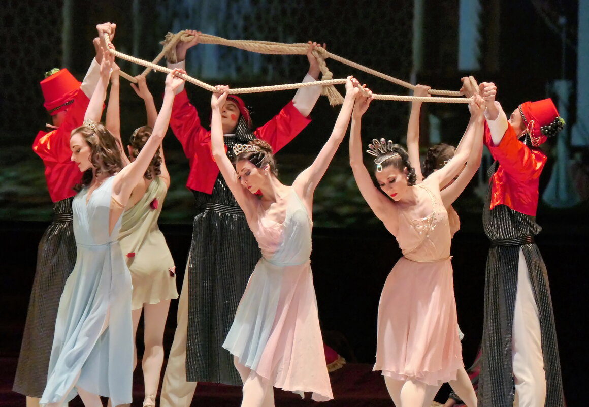 Сцена из балета "Бахчисарайский фонтан" - Валерий Судачок Сцена из балета "Бахчисарайский фонтан" - Валерий Судачок