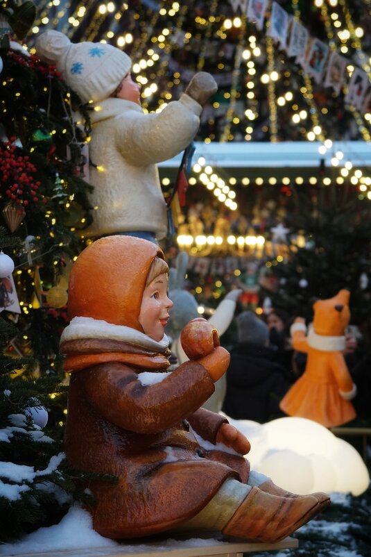 Манежную площадь в Москве украсили ростовыми фигурами старинных ёлочных игрушек. - александр Манежную площадь в Москве украсили ростовыми фигурами старинных ёлочных игрушек. - александр