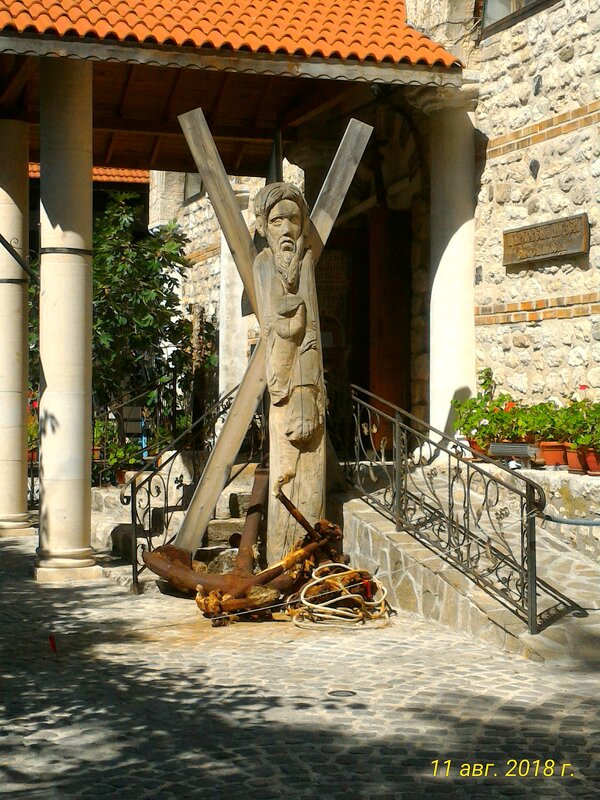 У входа в церковь - Натали У входа в церковь - Натали