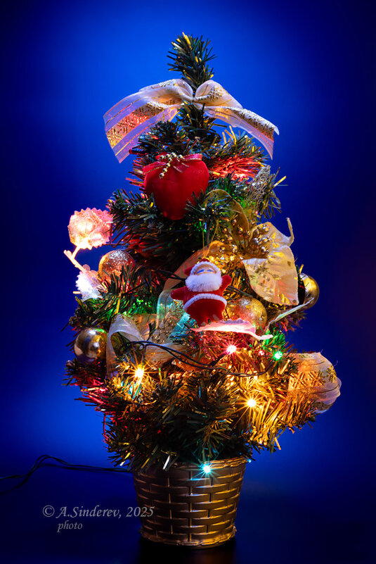 Маленькая настольная новогодняя ёлка - Александр Синдерёв