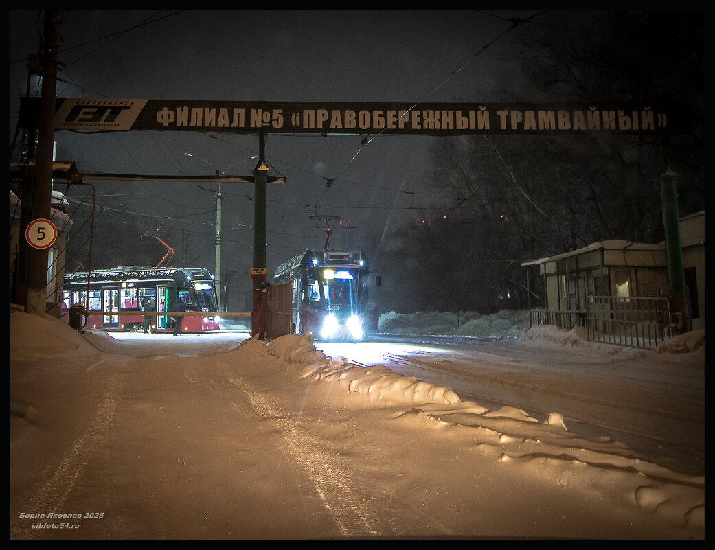 Первый утренний трамвай выходит на работу. - Борис Яковлев