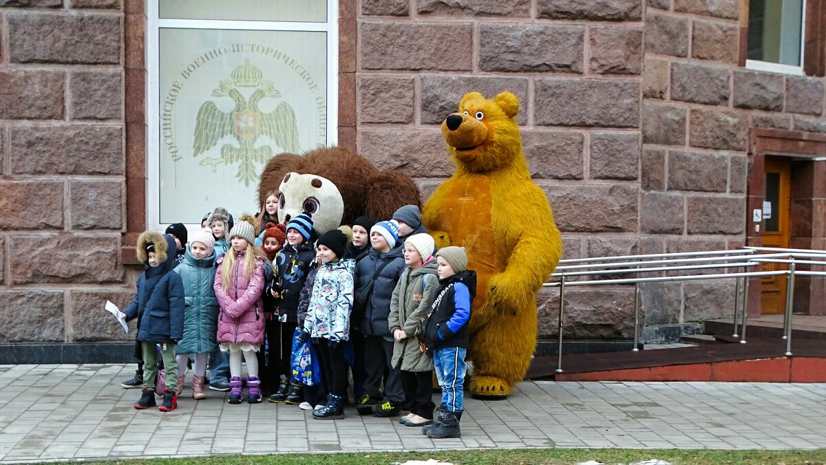 Дети с героями мультфильмов. - Милешкин Владимир Алексеевич 