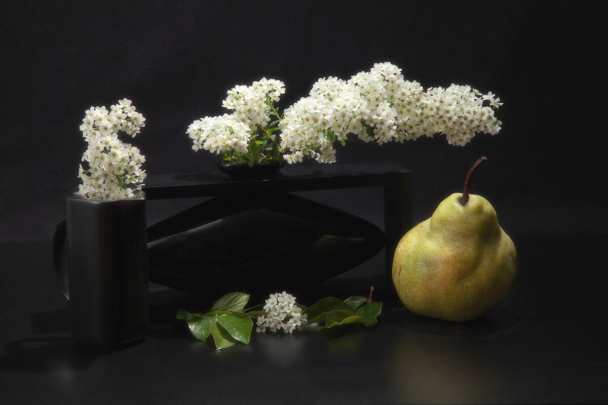 Натюрморт со спиреей и грушей. - Лилия *