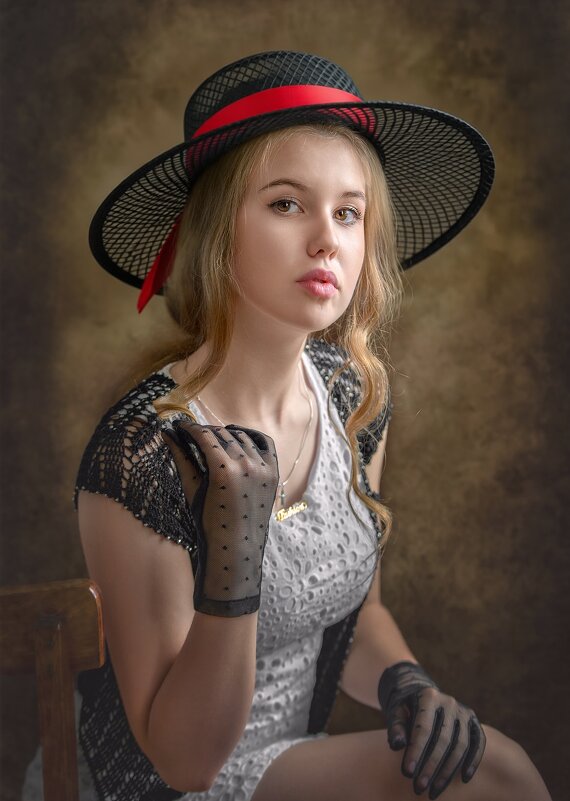 Девушка в черной шляпе с широкими полями. - Владимир Крышковец