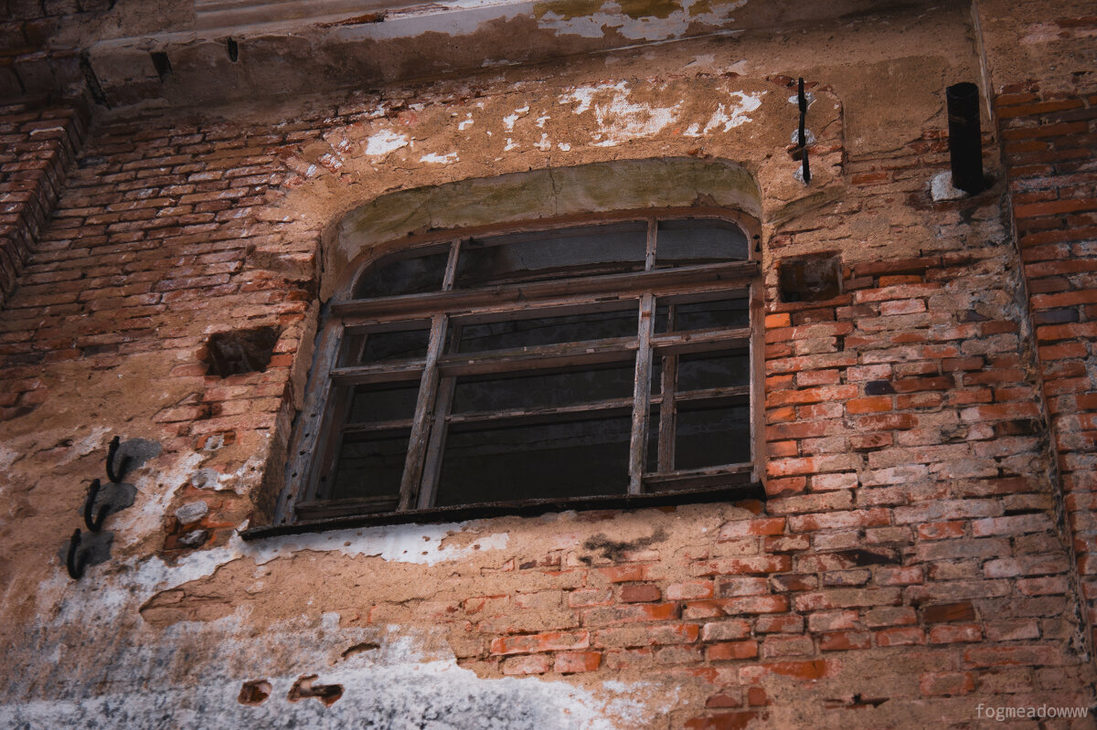 окно заброшенной торфяной электростанции - fogmeadowww m