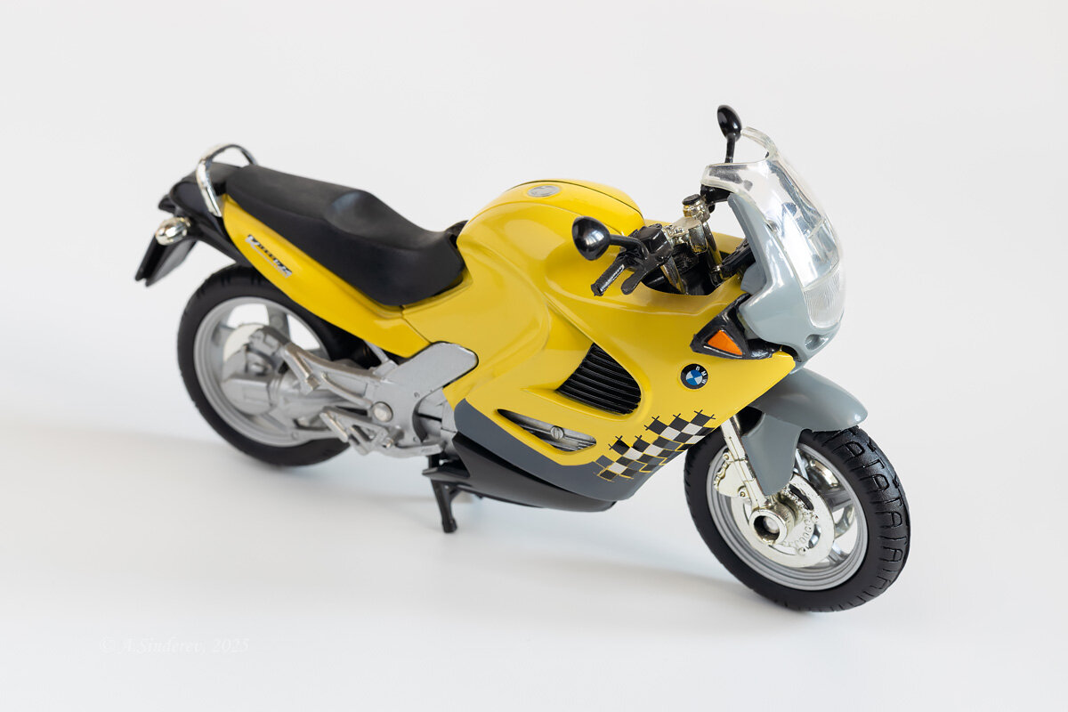 Жёлтый коллекционный мотоцикл - Александр Синдерёв