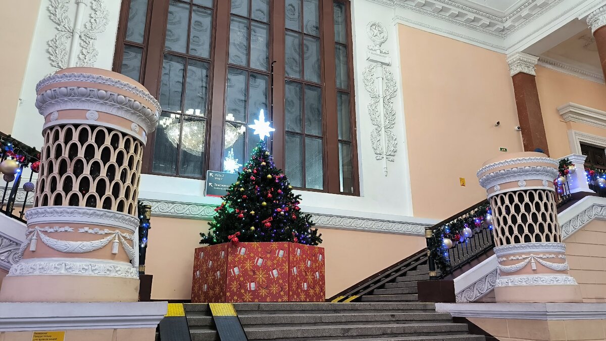 Ёлочка на вокзале Выборга. - Ольга 