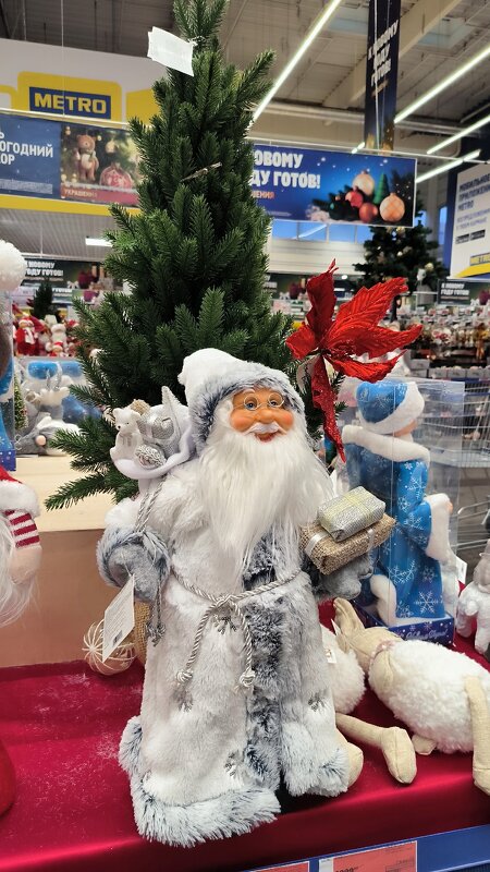 Атмосфера праздника в магазине Метро. - Ольга 