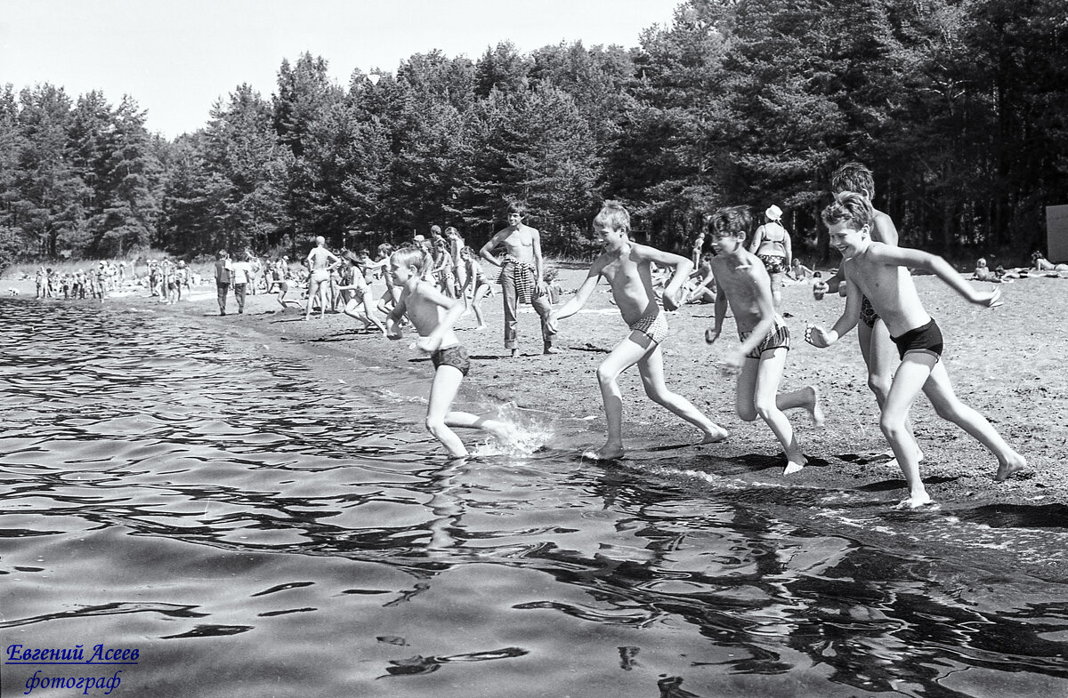 Мальчики третьего отряда - в воду! П/Л «Арсеналец» 1986 г. - Евгений 