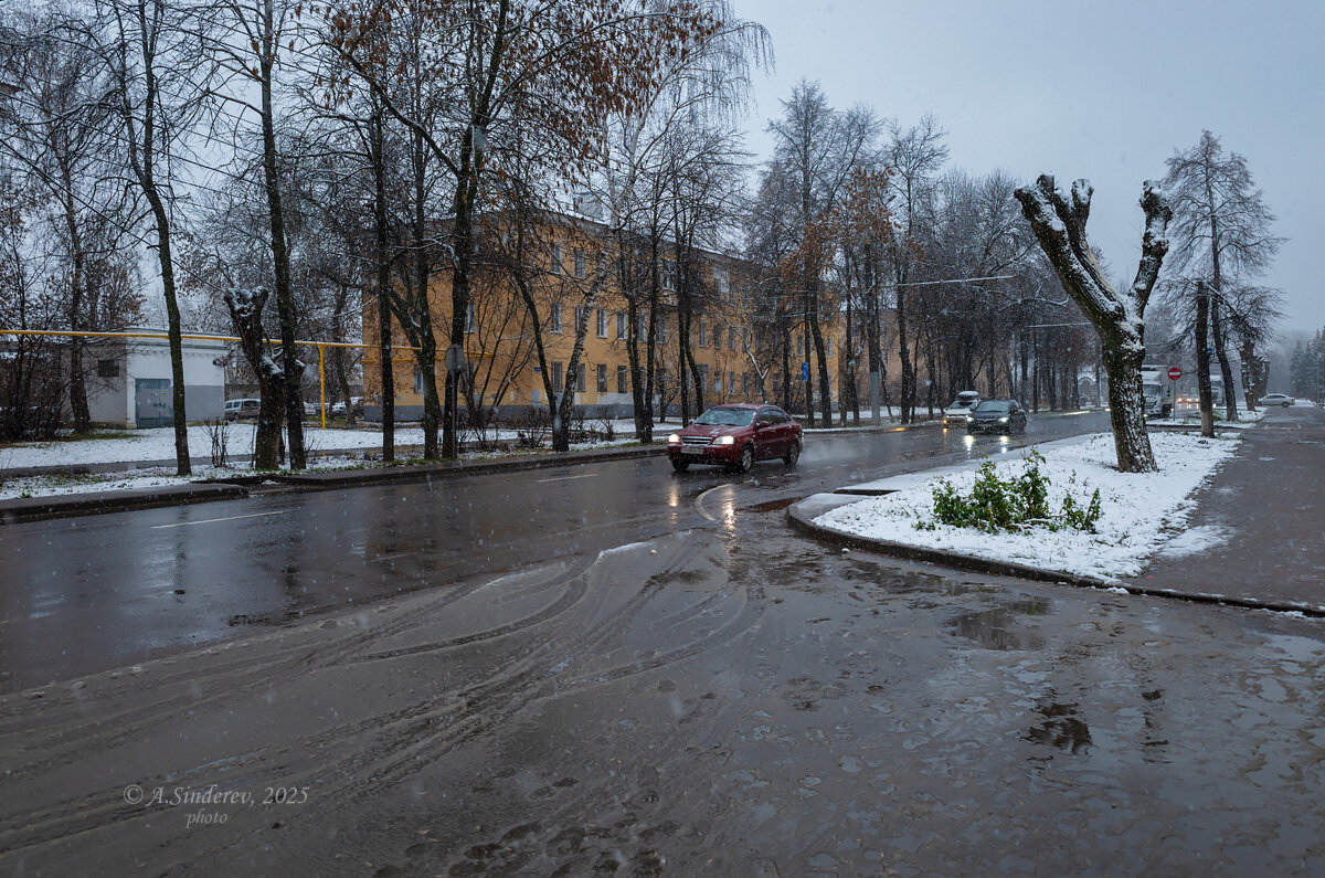 Старая улица и первый снег - Александр Синдерёв