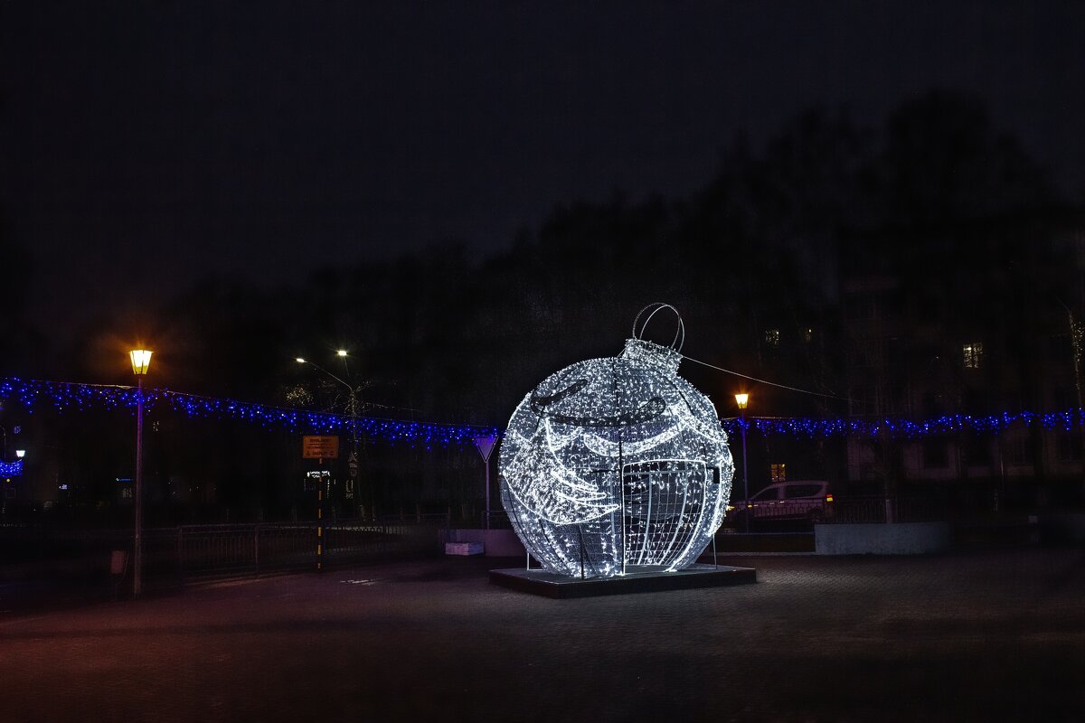 Новогодний шарик на Центральной площади. - Михаил "Skipper"