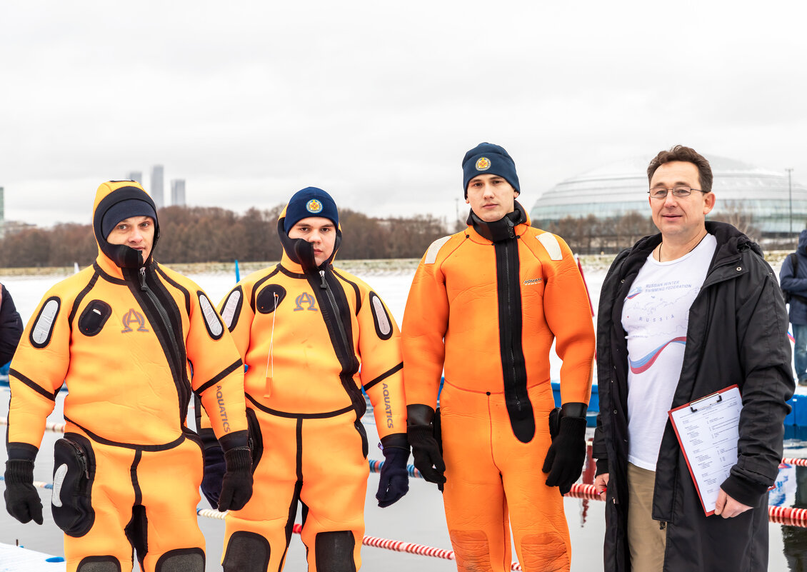 Спасатели и Президент федерации зимнего плавания России - Александр 