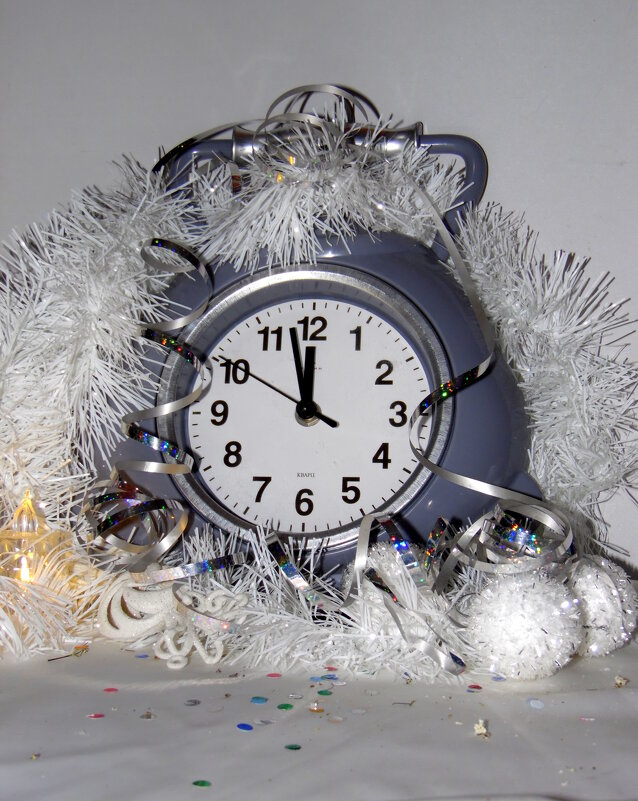 Пять минут, пять минут! Бой часов раздастся вскоре! - nadyasilyuk Вознюк