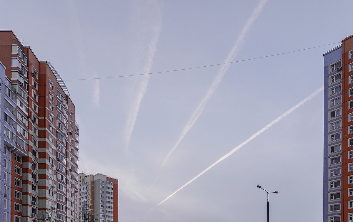 Следы в небе - Валерий Иванович Следы в небе - Валерий Иванович