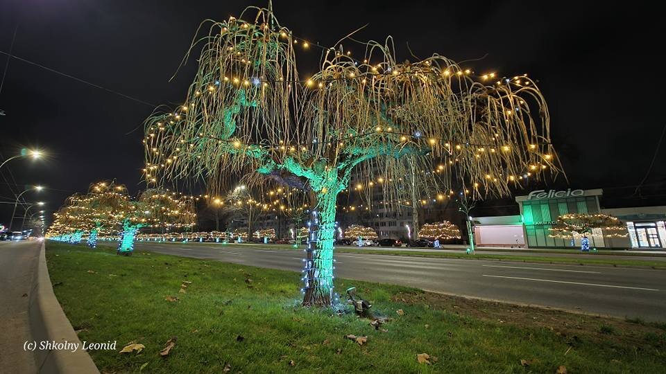 Предновогодний, сверкающий проспект Дачия-Мира в Кишинёве - Леонид Школьный