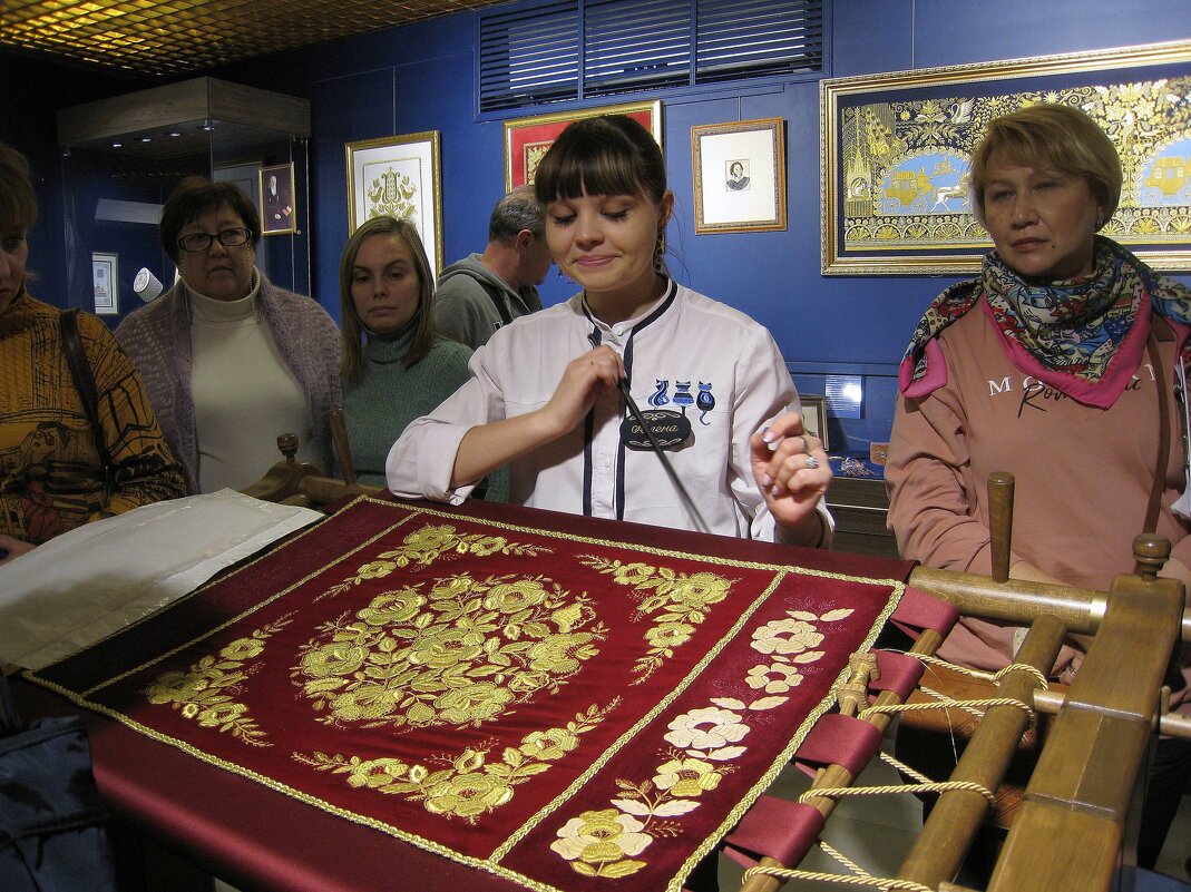 Экскурсовод Алёна из музея золотного шитья "Торжокские золотошвеи". - unix (Илья Утропов)