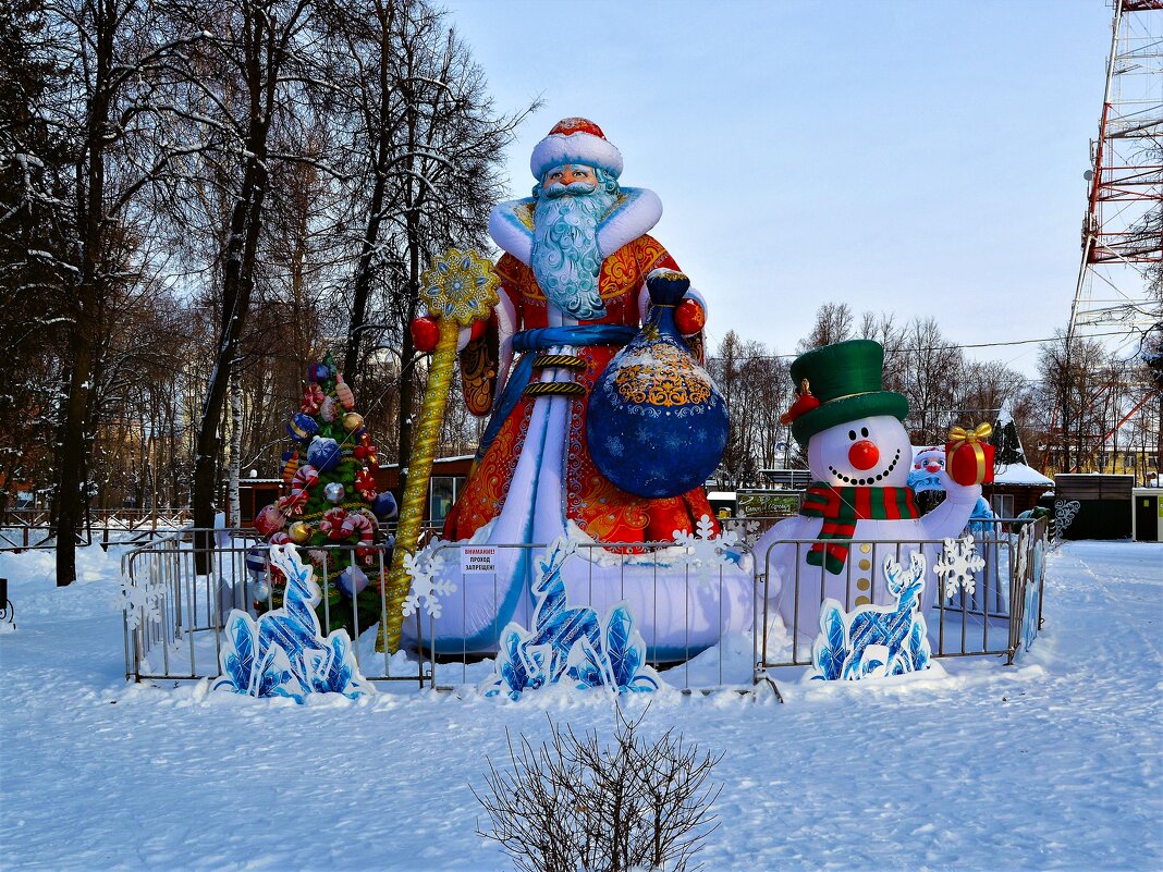 Чебоксары. Арт-объекты "Дед Мороз и Снеговик". - Пётр Чернега