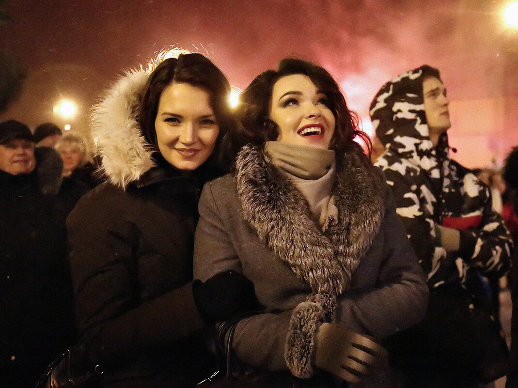 Девушки смотрят на новогодний салют (2) - Игорь Парв