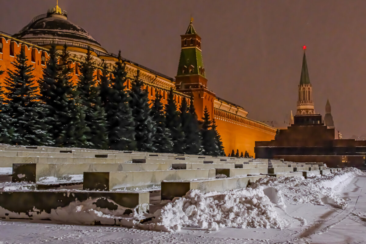 У стен Московского Кремля - Георгий А