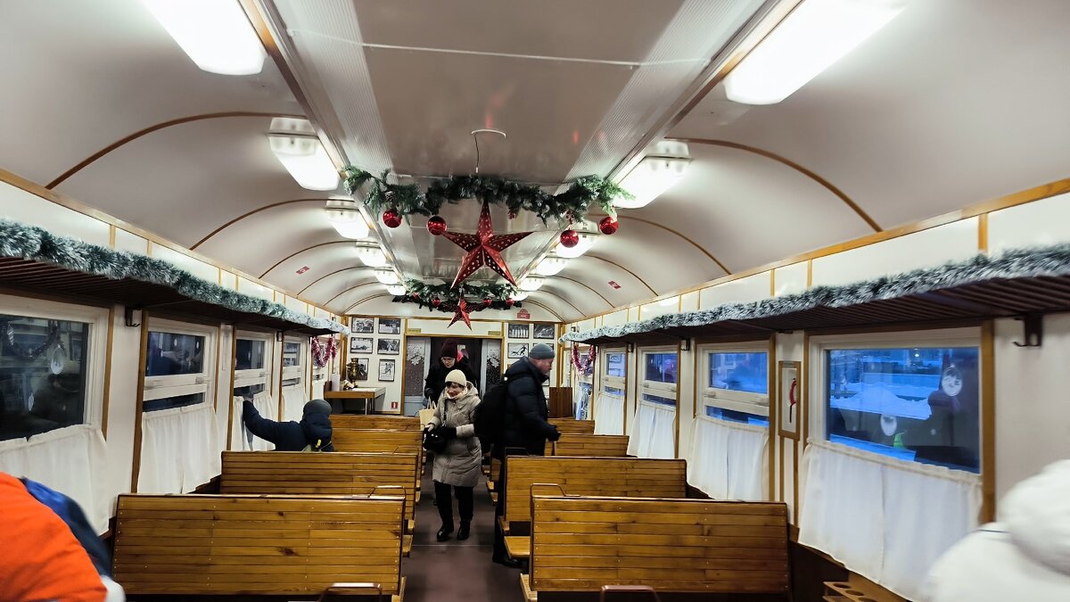 Объявляя станции, рассказывают об истории их названий, достопримечательностях. - Ольга 