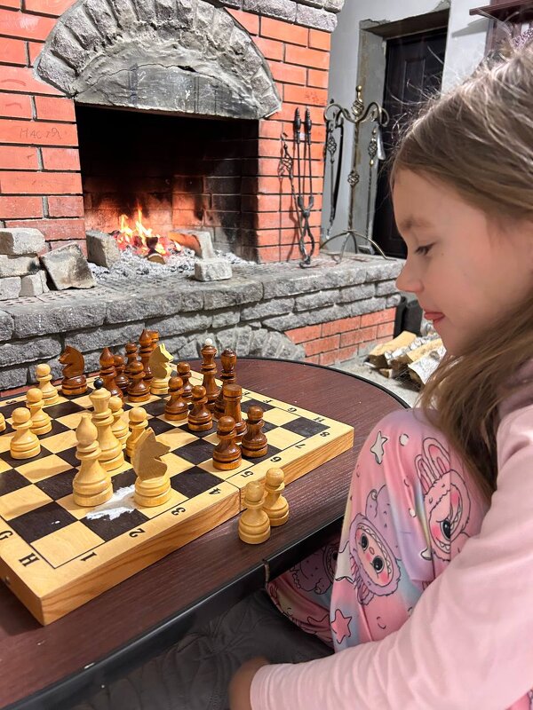 Юная шахматистка . 7 лет . - Мила Бовкун