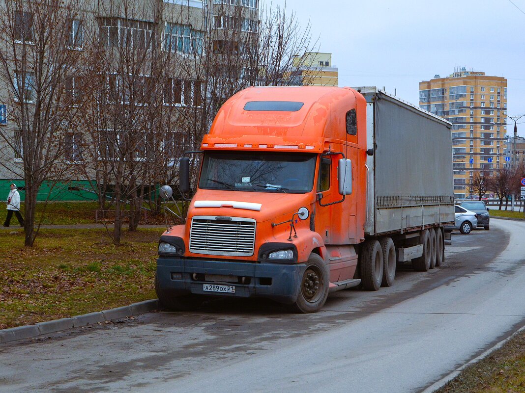 Чебоксары. Автомобиль седельный тягач «Freightliner Century Class С-120» на пр. Тракторостроителей. - Пётр Чернега