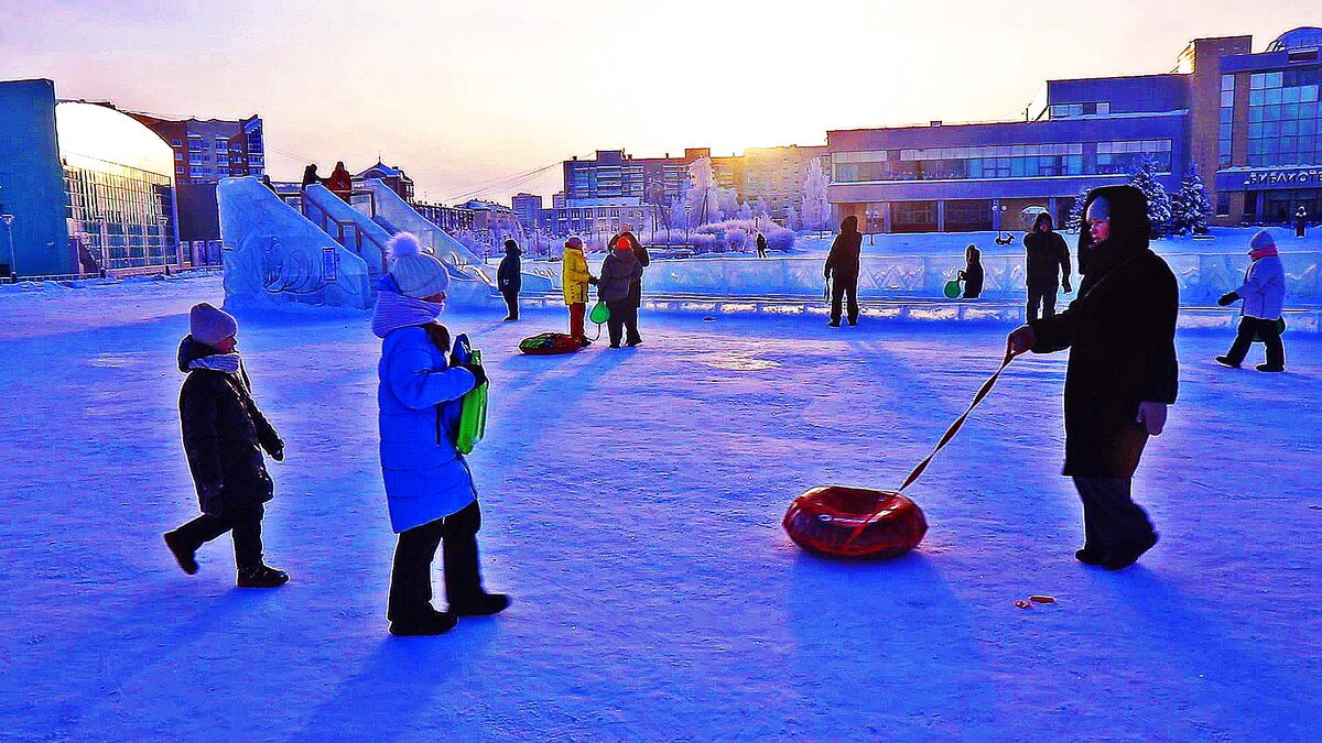Январь...Полдень в ледовом городке! - Владимир 