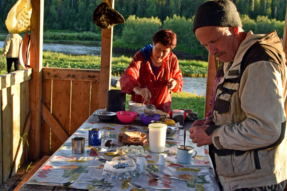 Кашу раскладывает. - ВикТор Быстров