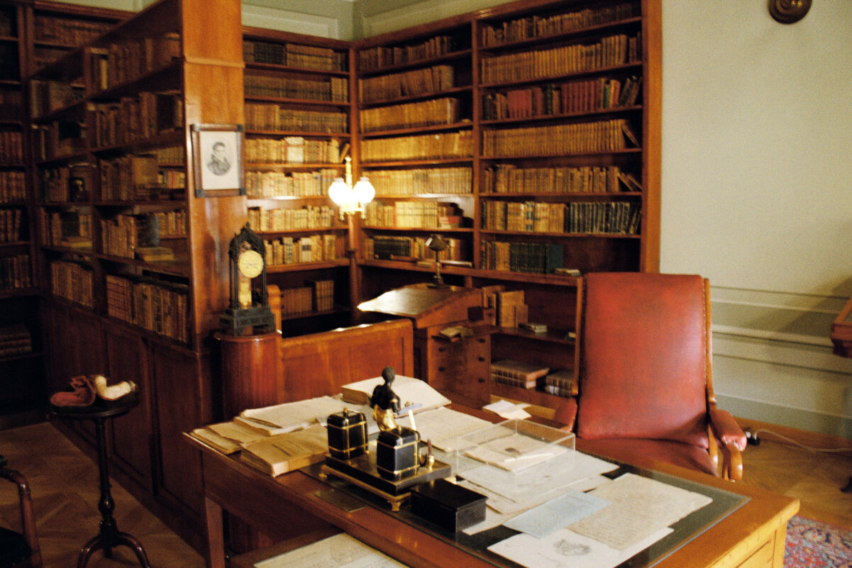 Письменный стол А.С. Пушкина в квартире-музее на Фонтанке, 12 - Олег Зоркий Письменный стол А.С. Пушкина в квартире-музее на Фонтанке, 12 - Олег Зоркий