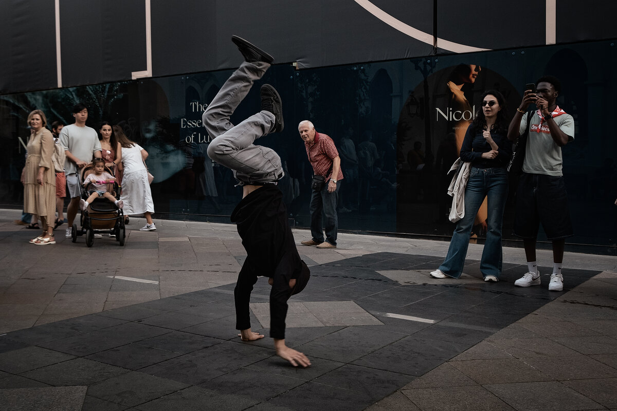 УЛИЧНЫЙ АКРОБАТ - Александр УЛИЧНЫЙ АКРОБАТ - Александр