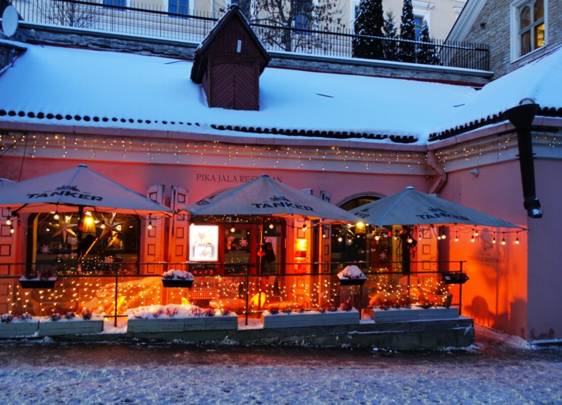 В начале улицы Пикк-Ялг("Длинная нога") - Aida10 