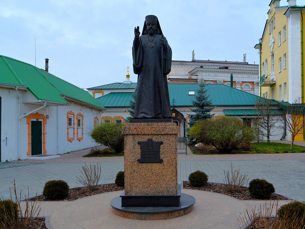 Чебоксары. Памятник Митрополиту Варнаве. - Пётр Чернега