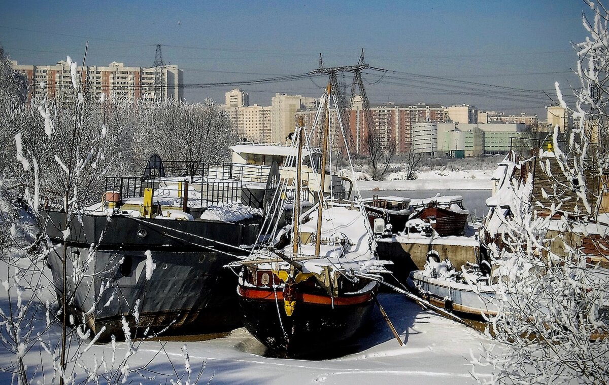 Бухта заброшенных кораблей,,,, - Анатолий Колосов